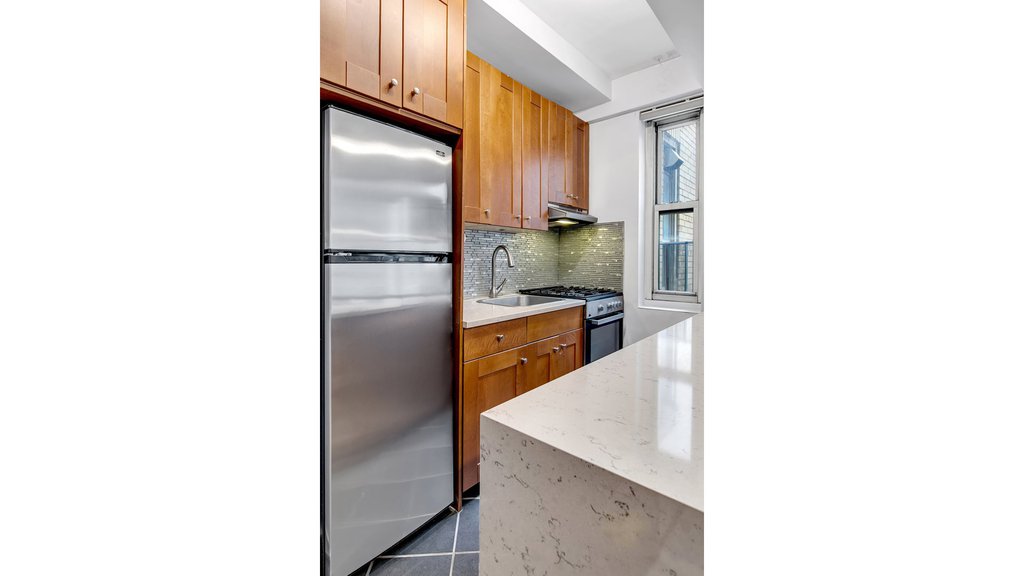 220 Madison Avenue, Unit 4D photo 4