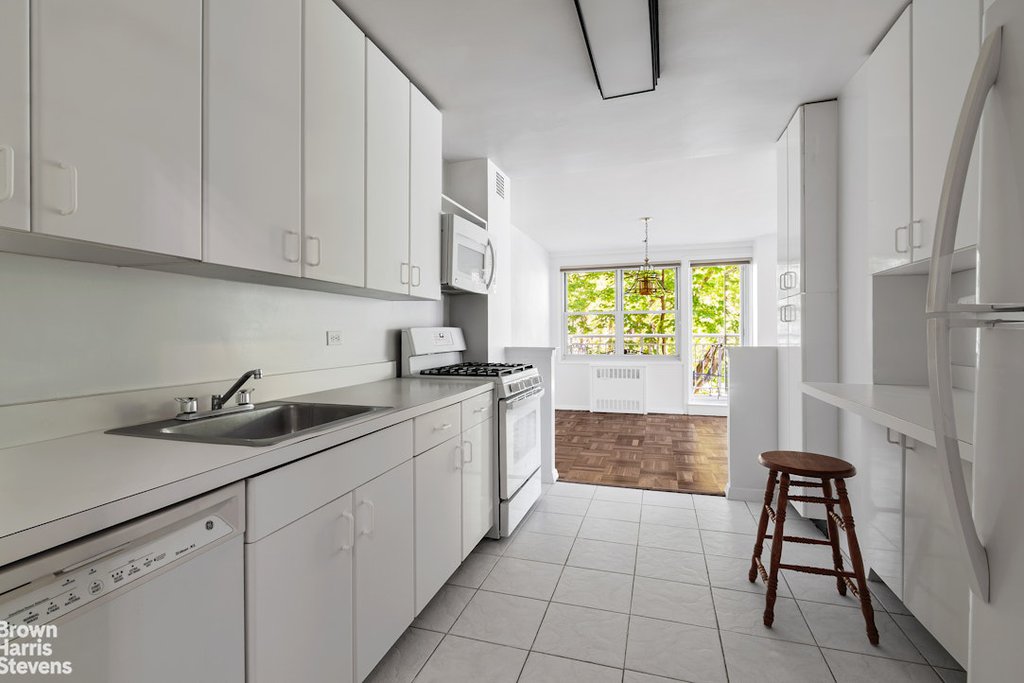 3935 Blackstone Avenue, Unit 3C photo 4