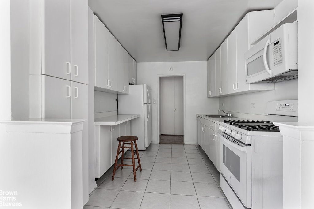 3935 Blackstone Avenue, Unit 3C photo 5