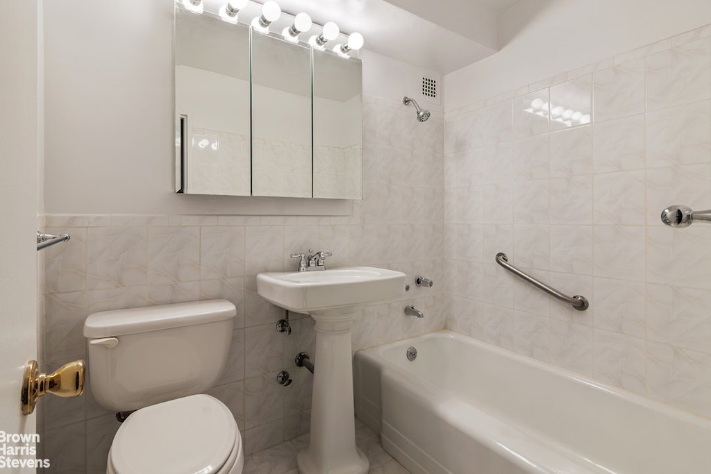 3935 Blackstone Avenue, Unit 3C photo 9
