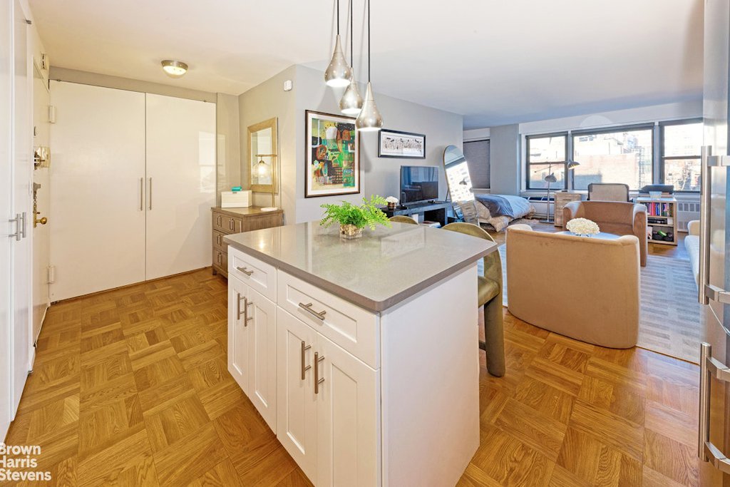 245 East 24th Street, Unit 9C photo 2