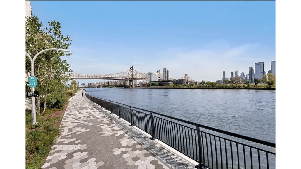14 Sutton Place South, Unit 7C photo 18