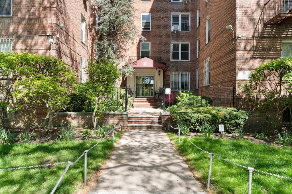 221 McDonald Avenue, Unit 4N photo 2