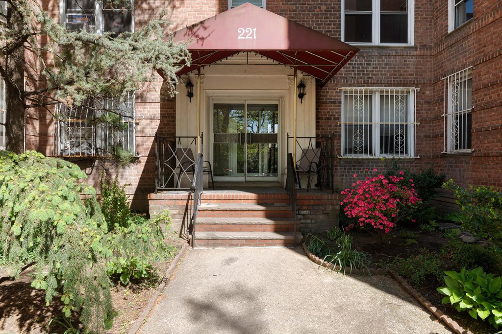 221 McDonald Avenue, Unit 4N photo 3