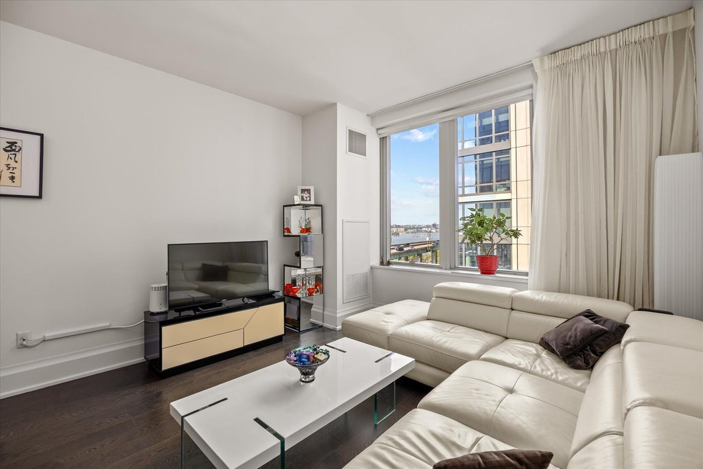50 Riverside Boulevard, Unit 6D photo 3