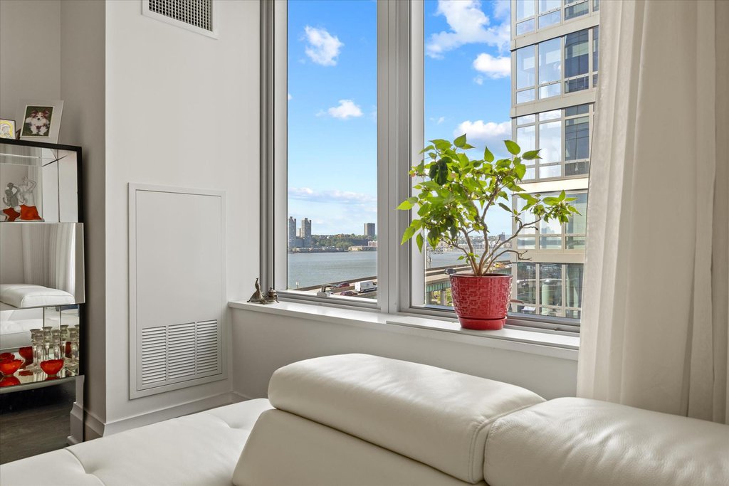 50 Riverside Boulevard, Unit 6D photo 4