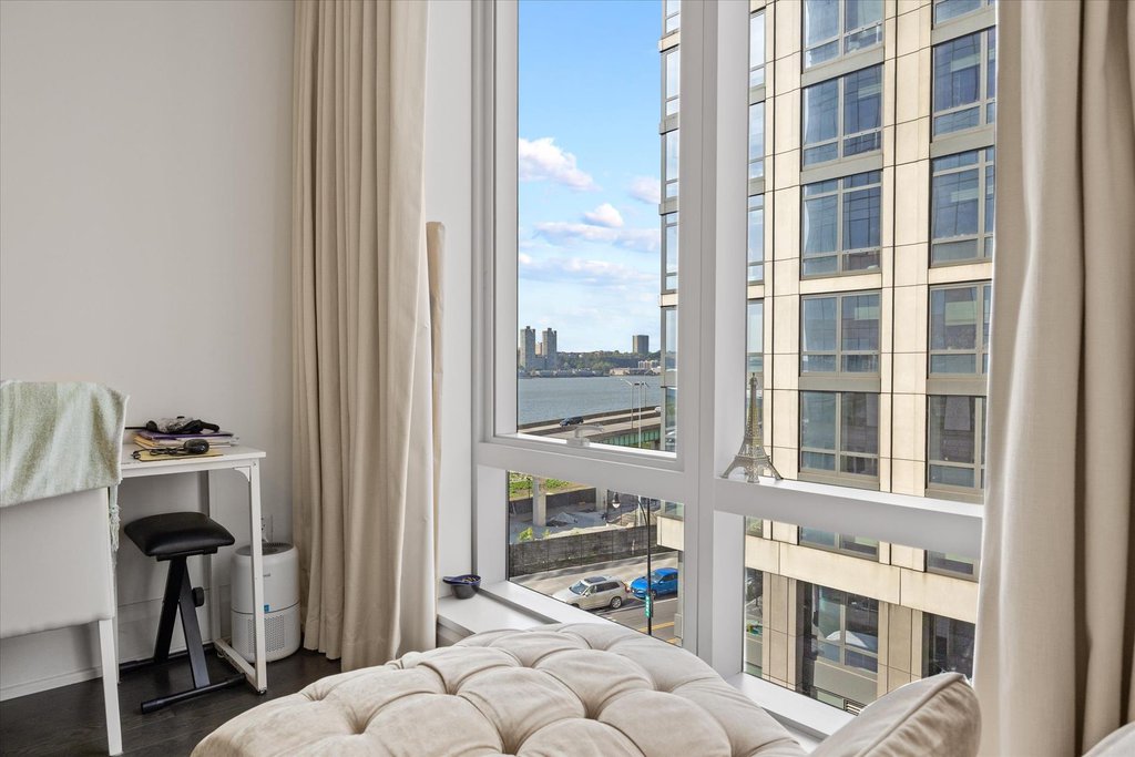 50 Riverside Boulevard, Unit 6D photo 9