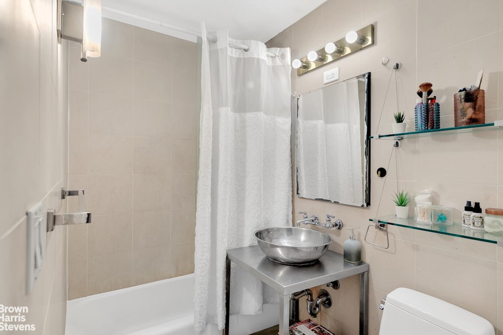 130 West 67th Street, Unit 22H photo 6