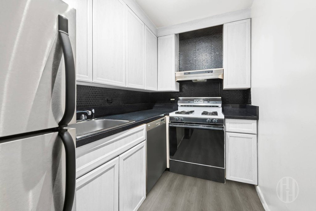 201 East 28th Street, Unit 10L photo 5