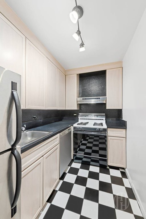 201 East 28th Street, Unit 10L photo 6