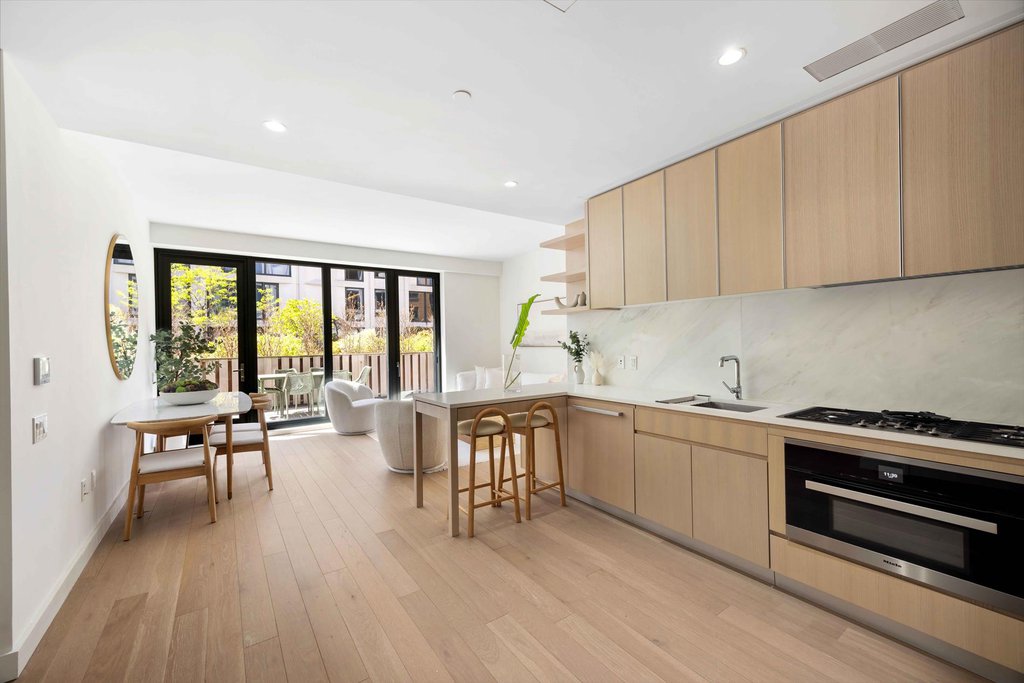 500 West 45th Street, Unit 211 photo 6