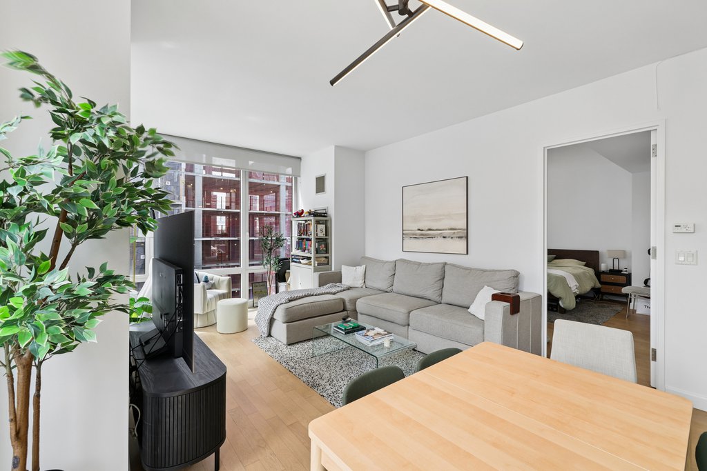 247 West 46th Street, Unit 2204 photo 2