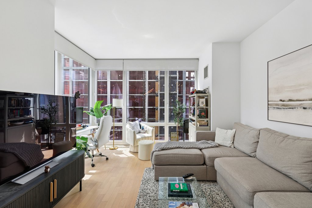 247 West 46th Street, Unit 2204 photo 4