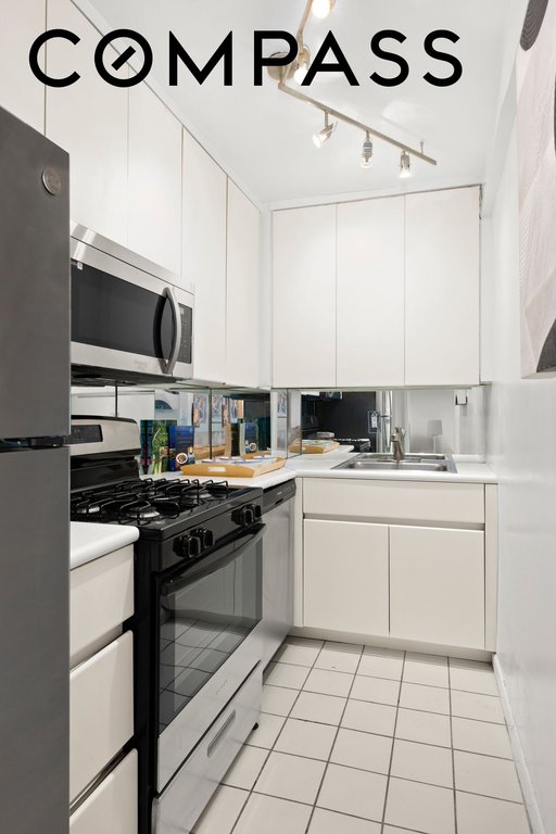 360 West 22nd Street, Unit 5H photo 5