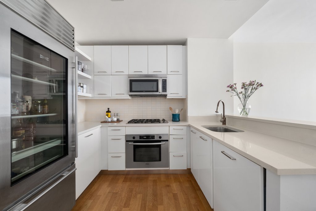 635 West 42nd Street, Unit 24B photo 4