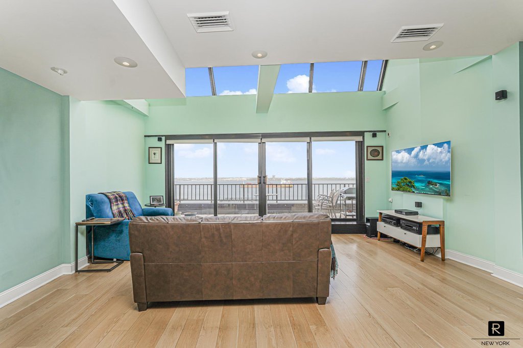 10 Bay Street Landing, Unit 8D photo 4