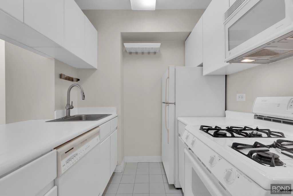 250 East 40th Street, Unit 4D photo 4