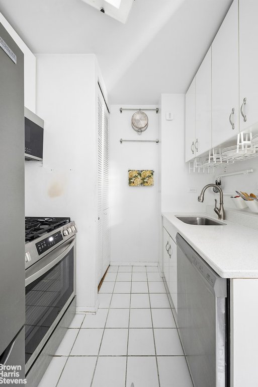 161 West 61st Street, Unit 11E photo 4