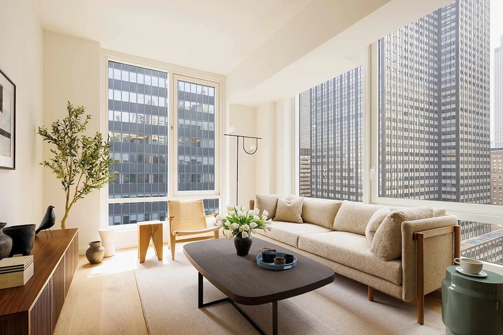 135 East 47th Street, Unit 18G photo 2