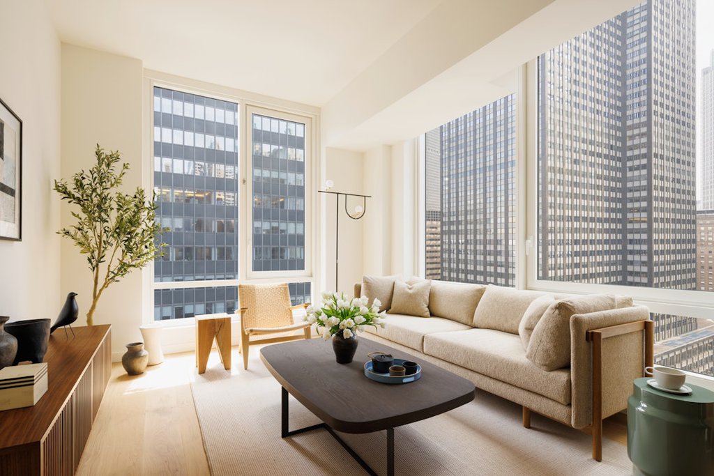 135 East 47th Street, Unit 24F photo 2