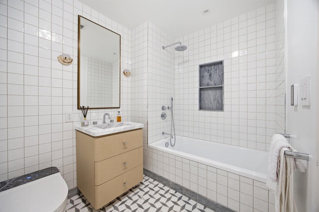 24-01 Queens Plaza North, Unit 1601 photo 5