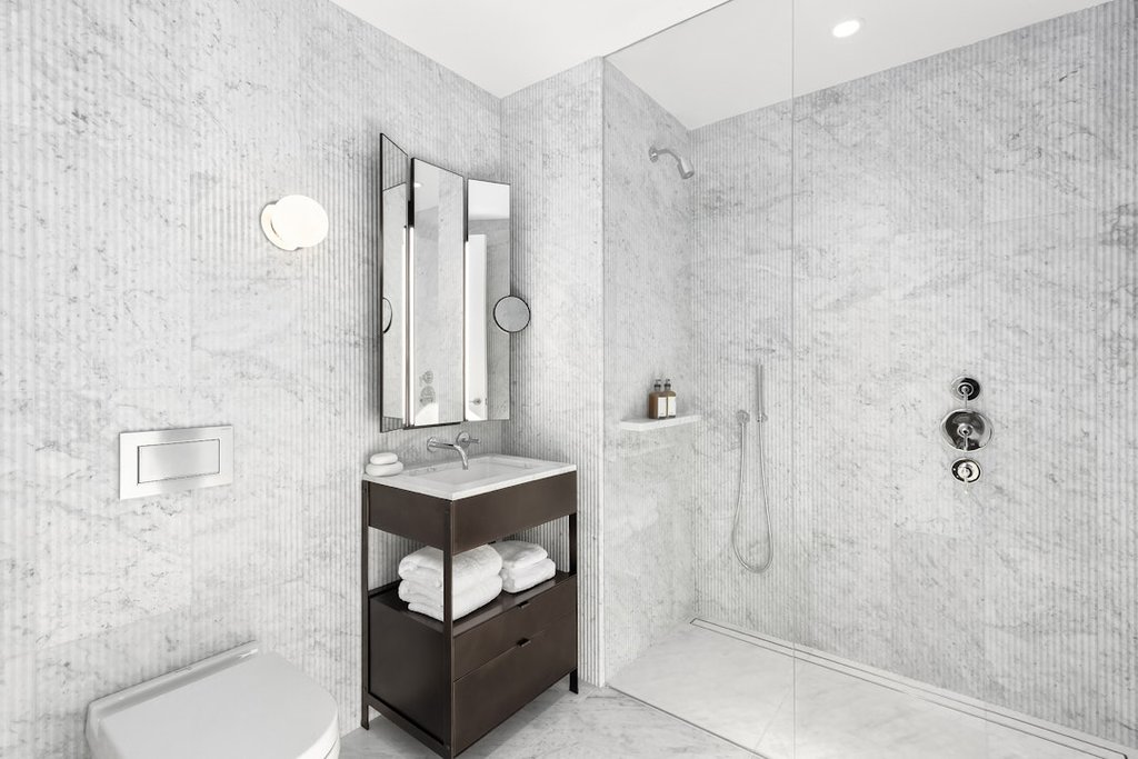 135 East 47th Street, Unit 20A photo 4