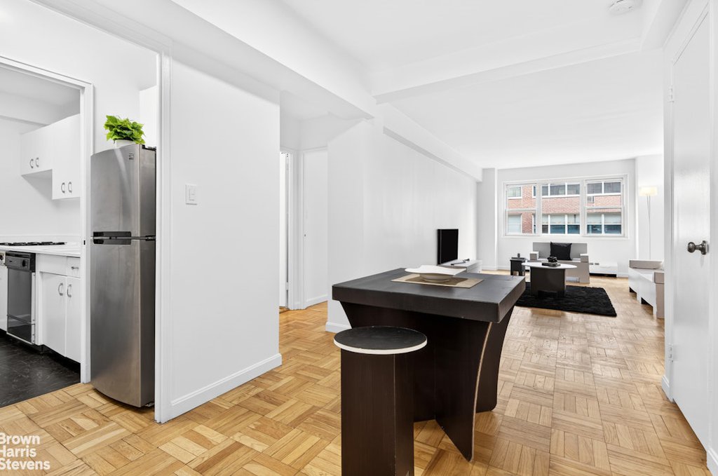 315 East 69th Street, Unit 6L photo 4