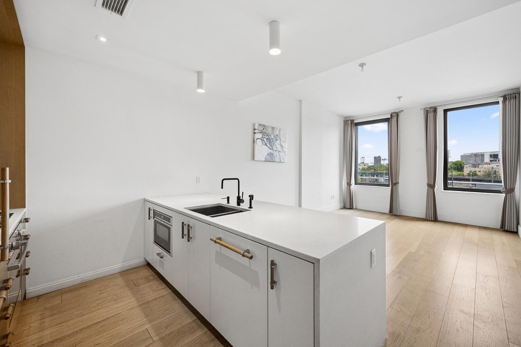 22-18 Jackson Avenue, Unit 409 photo 3