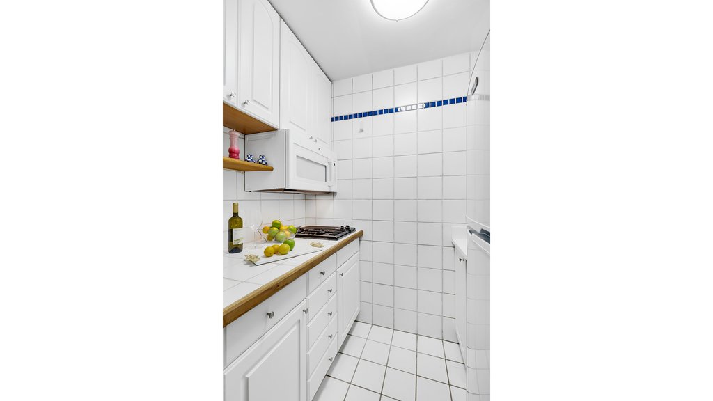 212 East 77th Street, Unit 2B photo 3