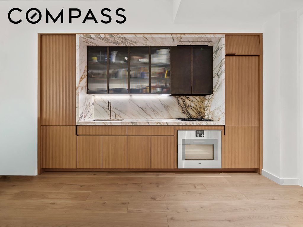 135 East 47th Street, Unit 4F photo 4