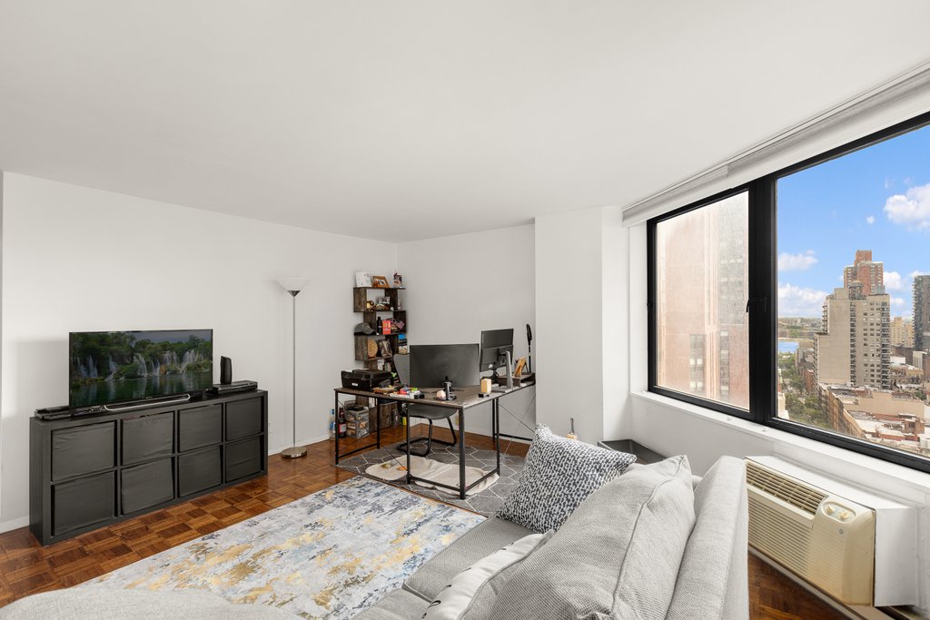 1641 Third Avenue, Unit 16C photo 2