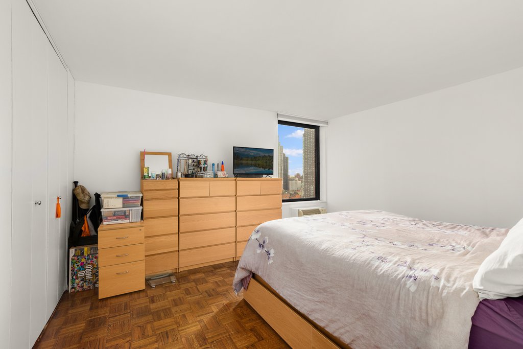 1641 Third Avenue, Unit 16C photo 4