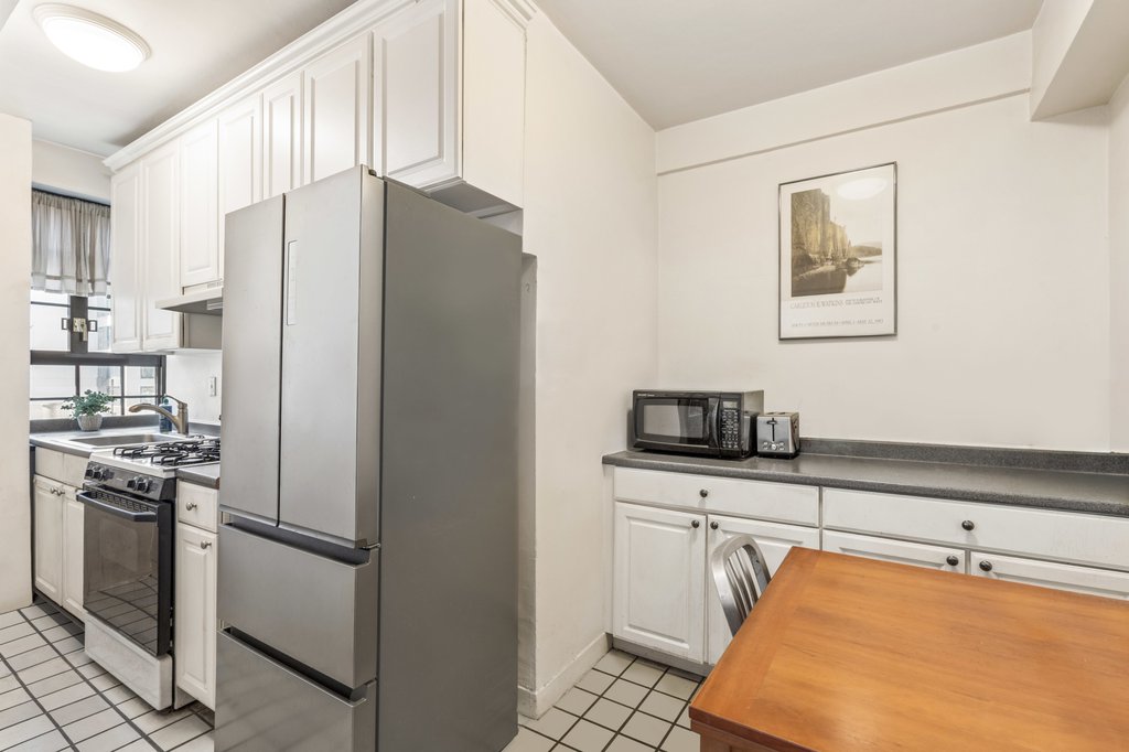 211 East 35th Street, Unit 8G photo 4