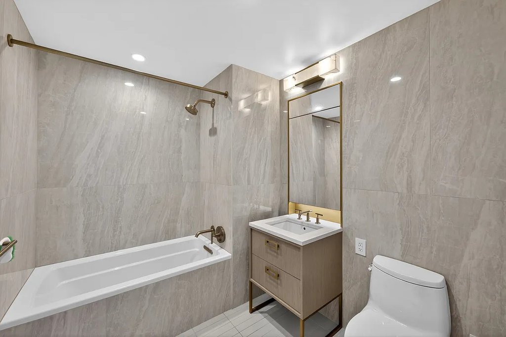 3 Court Square, Unit 629 photo 4