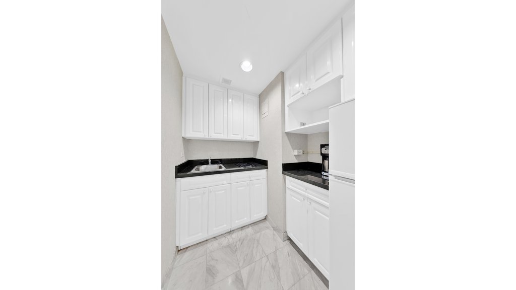 111 East 56th Street, Unit 1202 photo 4