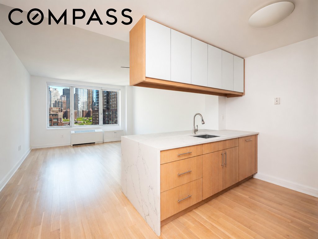 80 Riverside Boulevard, Unit 12A photo 2