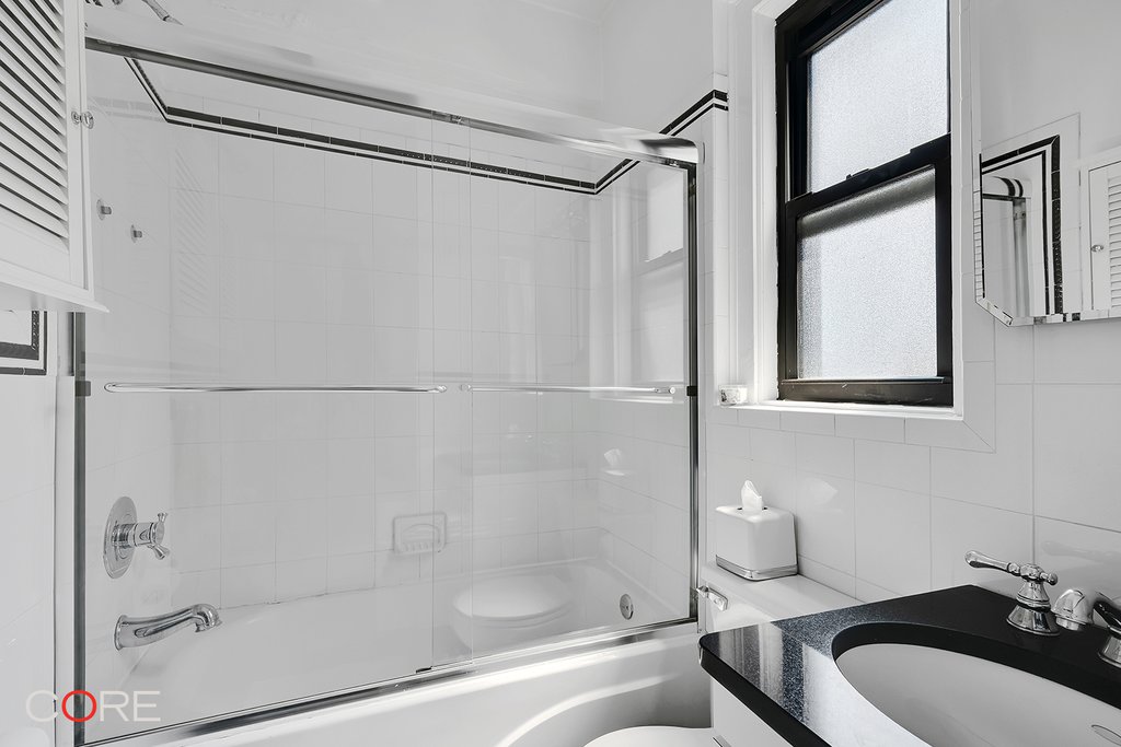 319 East 50th Street, Unit 12G photo 5