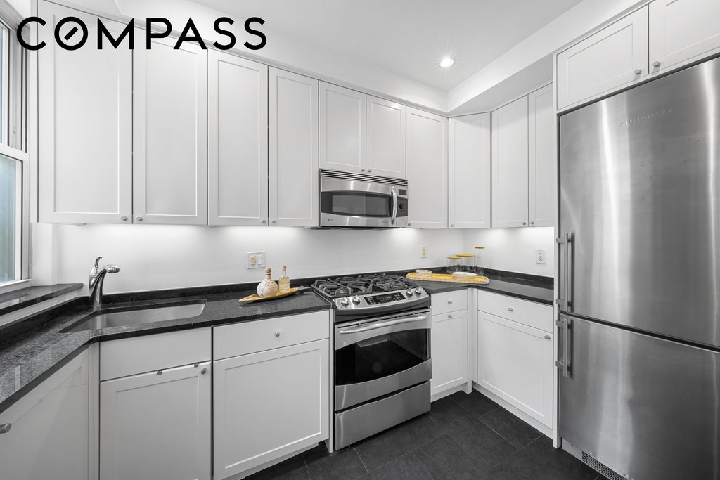 25 Fifth Avenue, Unit 12F photo 14
