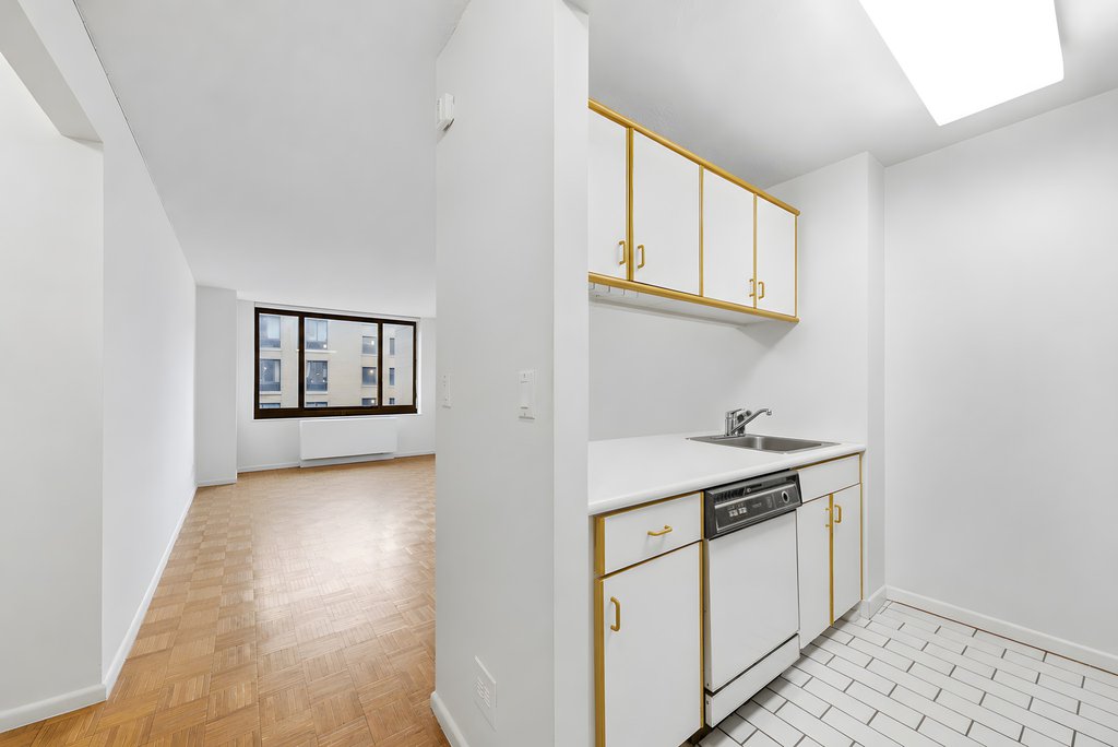 200 Rector Place, Unit 7C photo 4