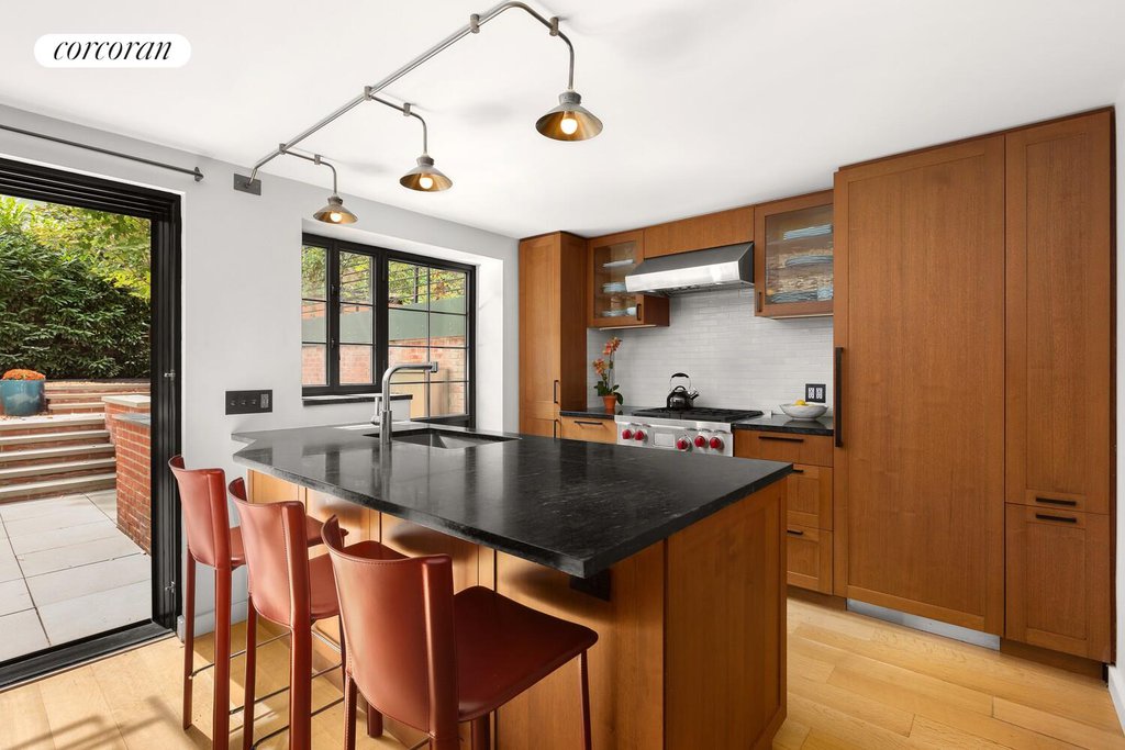 21 Bethune Street, Unit GARDEN photo 2