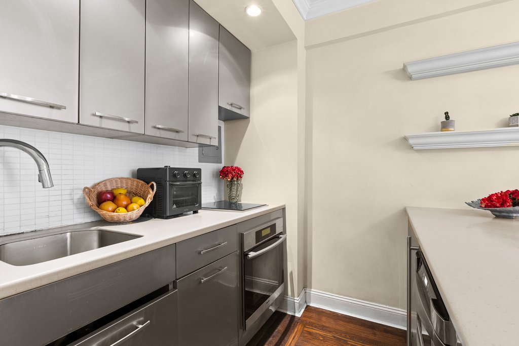 320 East 42nd Street, Unit 408 photo 3