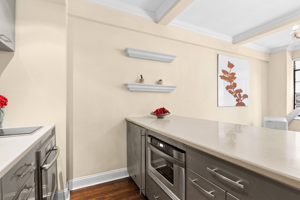 320 East 42nd Street, Unit 408 photo 4