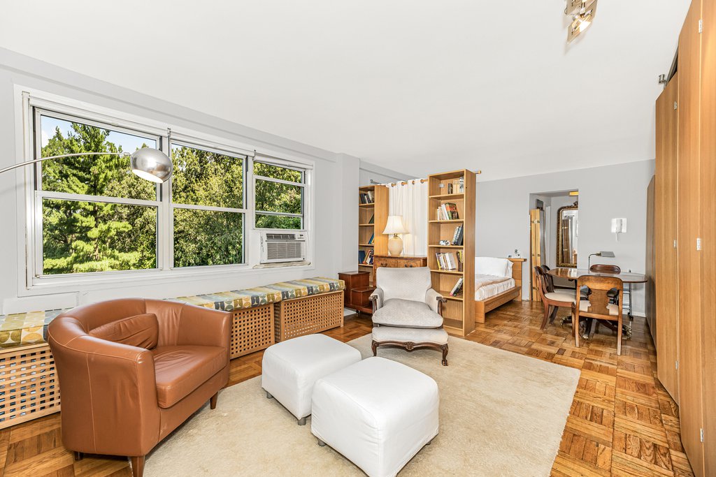 3935 Blackstone Avenue, Unit 4K