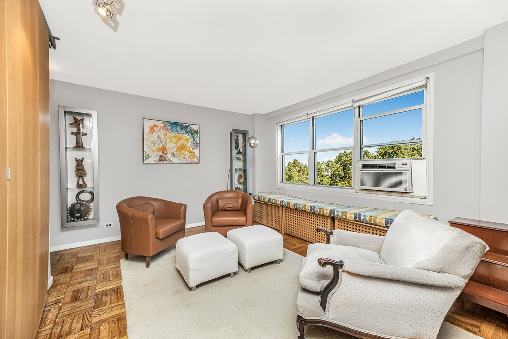 3935 Blackstone Avenue, Unit 4K photo 2