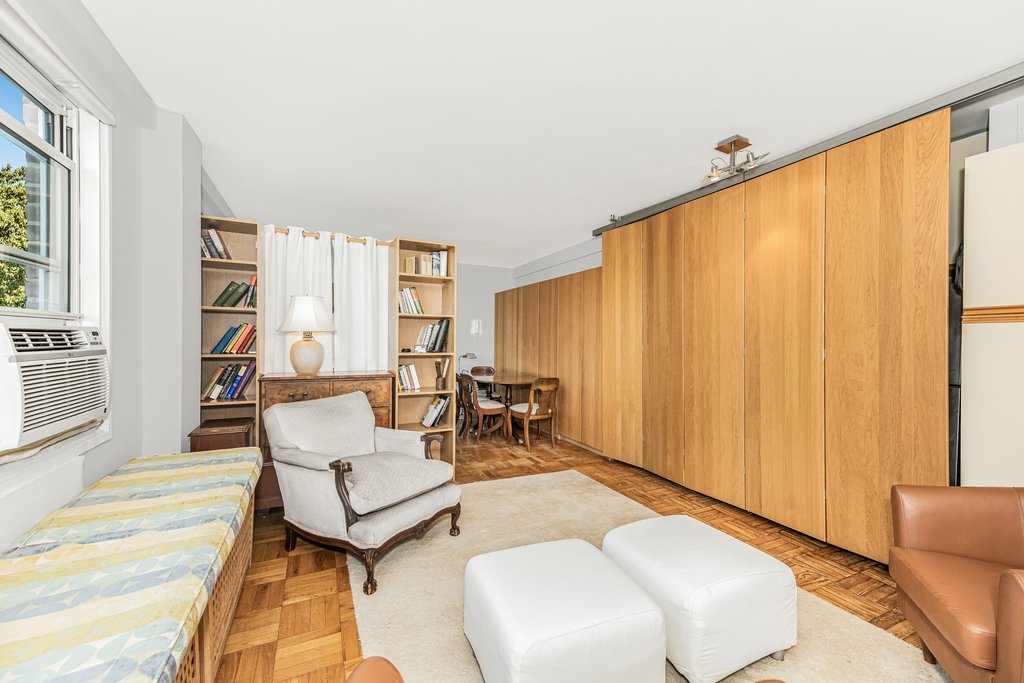 3935 Blackstone Avenue, Unit 4K photo 3