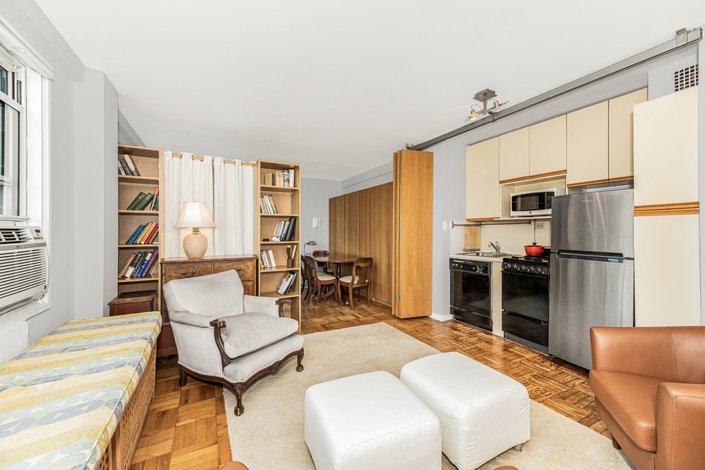 3935 Blackstone Avenue, Unit 4K photo 4