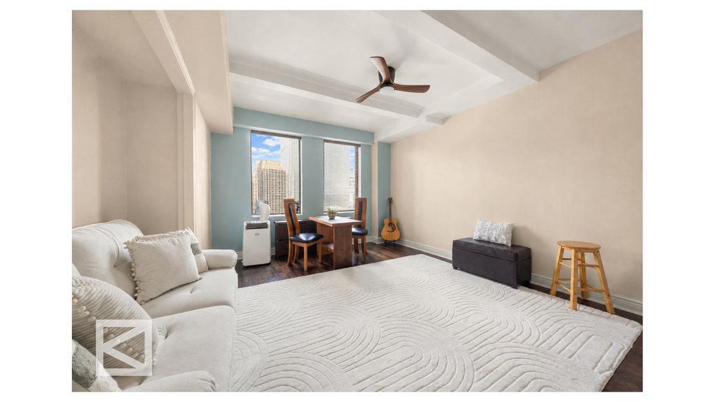 320 East 42nd Street, Unit 2403 photo 3