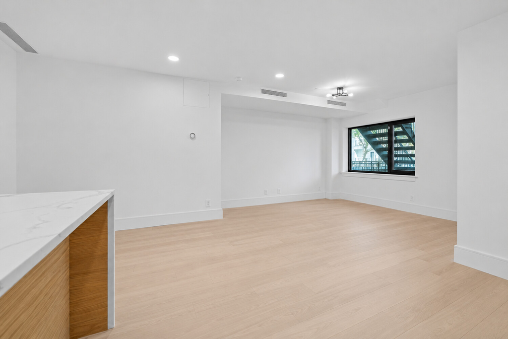 118 MADISON Street, Unit 1 photo 2