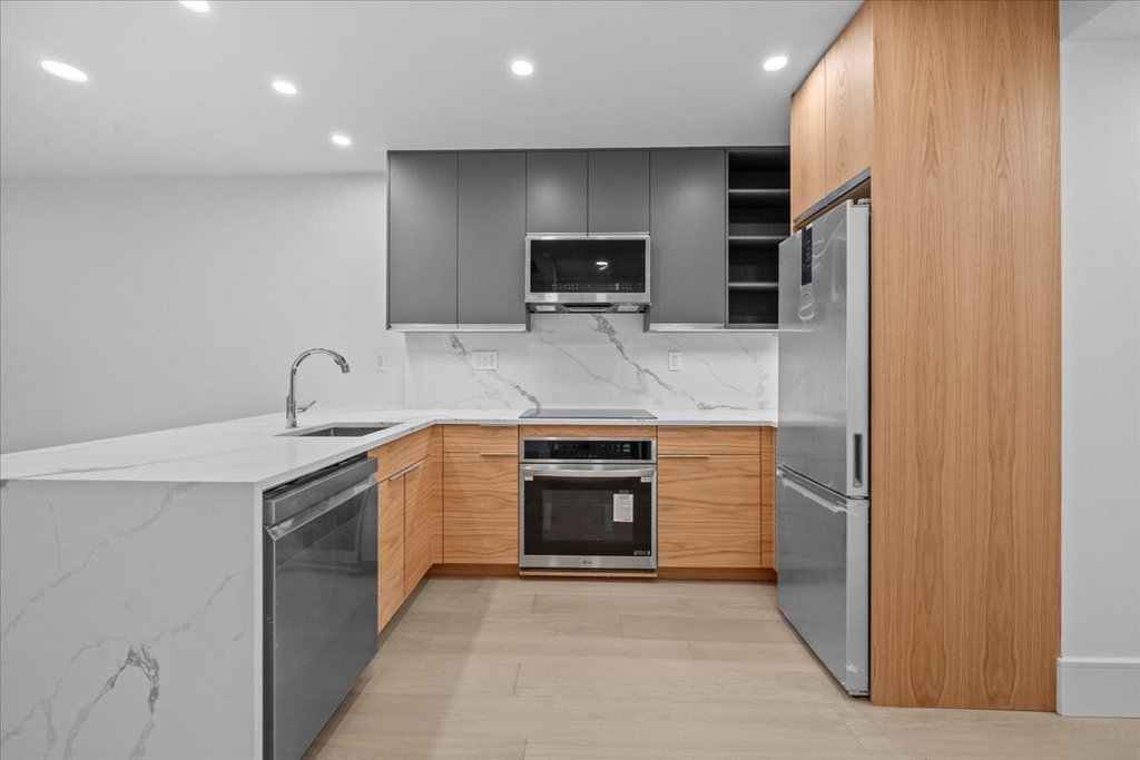 118 MADISON Street, Unit 1 photo 5