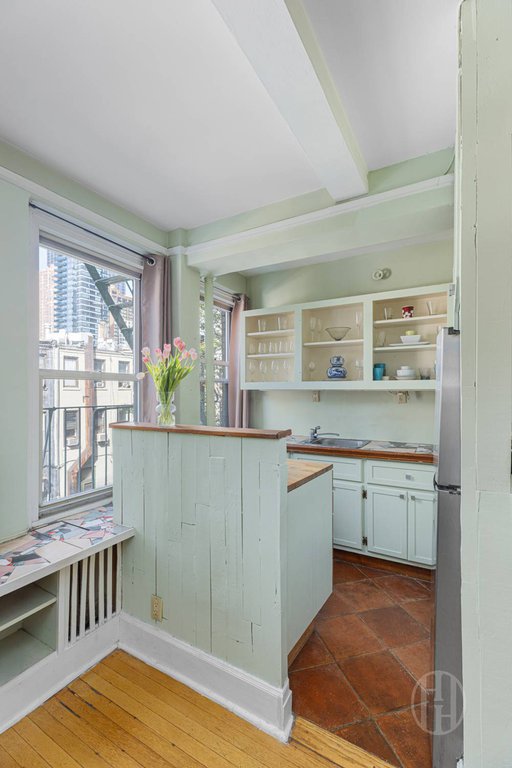 325 West 45th Street, Unit 519 photo 2
